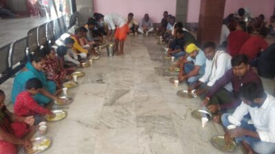 on-july-12-devotees-took-free-food-at-ayodhya-ram-rasoi