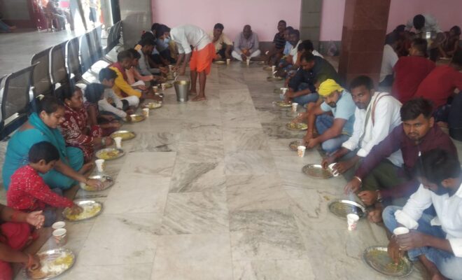 on-july-12-devotees-took-free-food-at-ayodhya-ram-rasoi