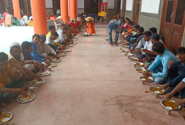 On-August-9-devotees-took-free-food-at-Ayodhya-Ram-Rasoi-2