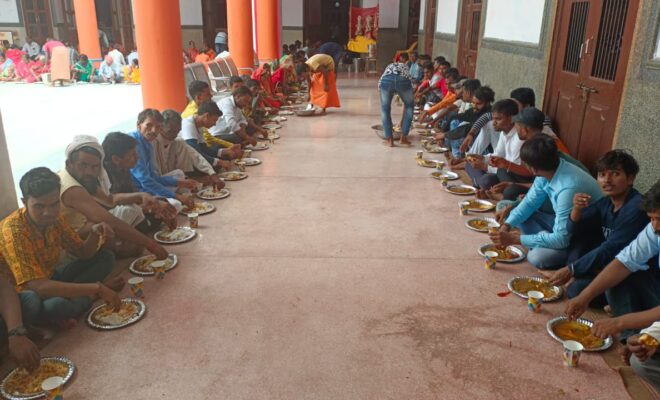 On-August-9-devotees-took-free-food-at-Ayodhya-Ram-Rasoi-2